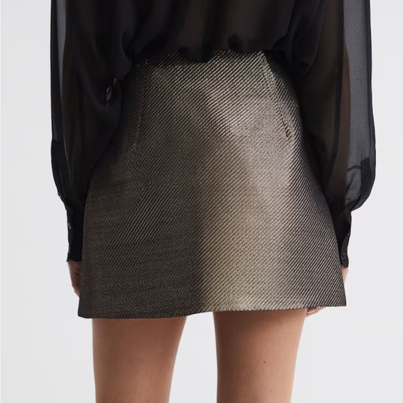 Reiss LOUISA
METALLIC MINI SKIRT IN GOLD - NWOT - Picture 6 of 8